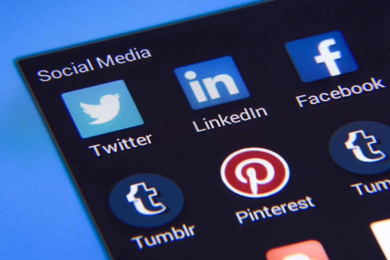 social media facebook twitter